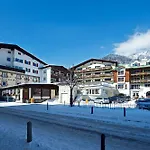 Schwarzer Adler - Sport & 4*