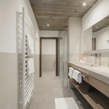 Schwarzer Adler - Sport & 4*