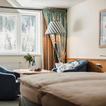 Schwarzer Adler - Sport & מלון סן אנטון